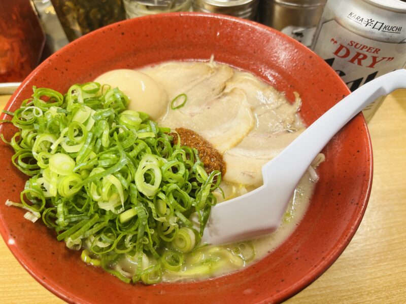 博多駅2番ホームのラーメン　赤旨？