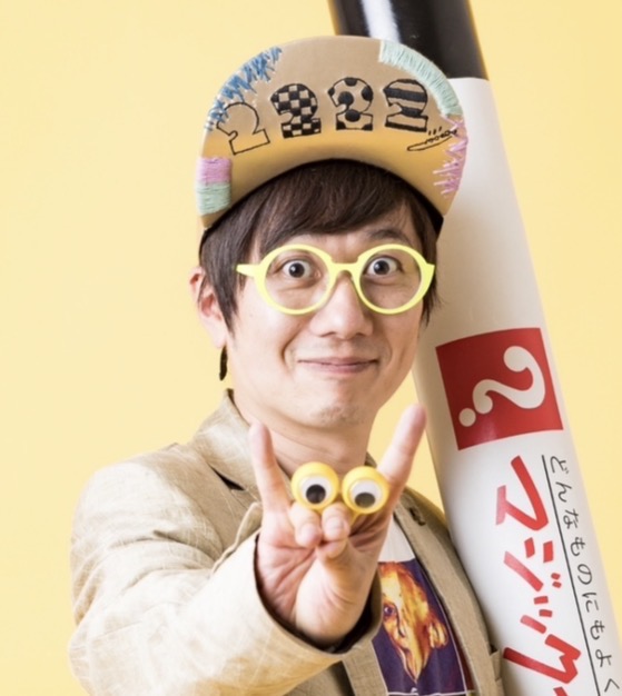 変なメガネと帽子の男